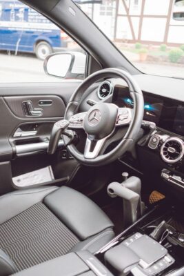 Fahrschule Weinholz Fahrschulauto für behinderte Menschen - Innenansicht